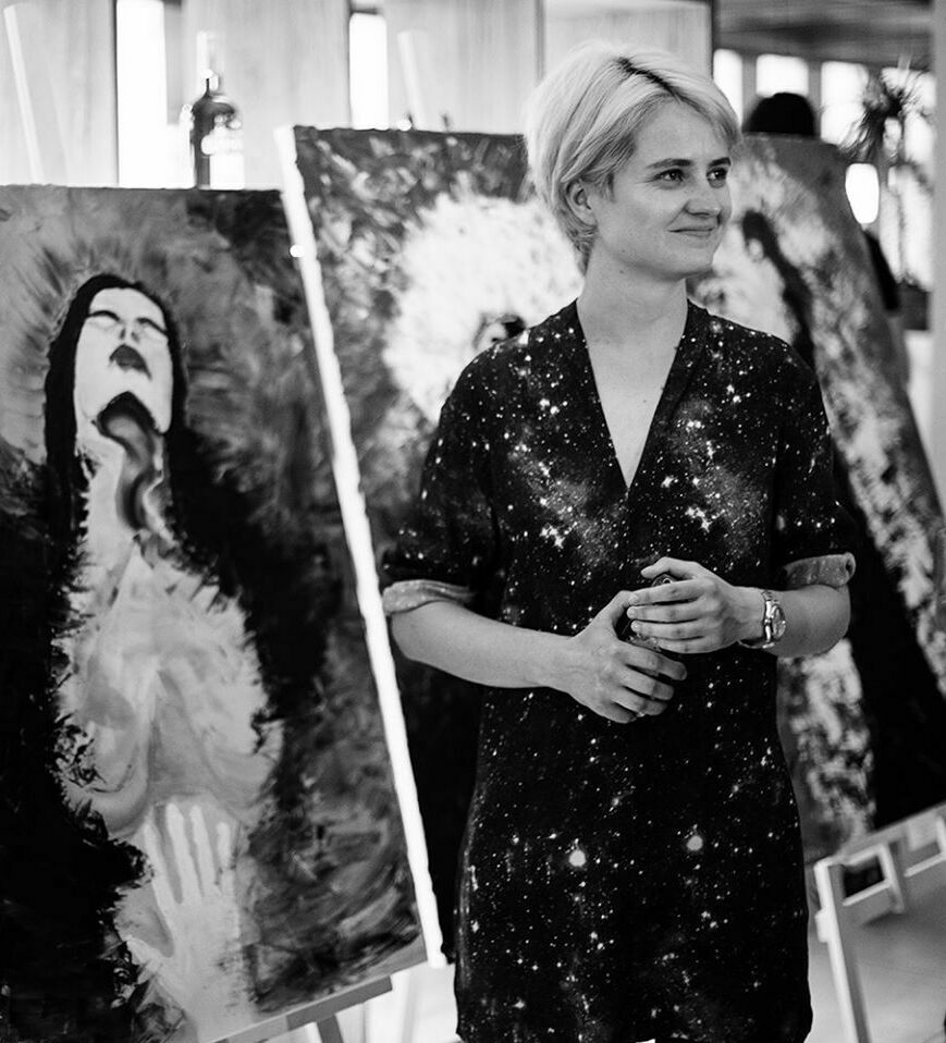 Female Artist Dana Tomashevych
